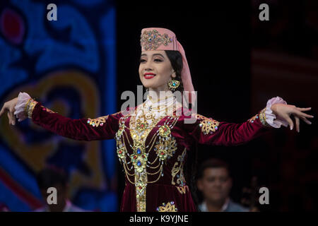 Prestazioni di uzbekiston e navbakhor canzone e ballo ensemble Interpreti sul palcoscenico del Palazzo del Cremlino durante i giorni della cultura uzbeka in mos Foto Stock