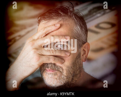 Uomo con entrambe le mani sul suo viso permette di vedere un occhio, composizione digitale Foto Stock