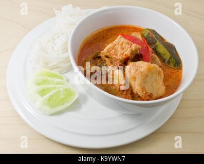 Cibo vegan, curry tailandese rossa con trama di proteine vegetali, ananas e latte di cocco. Foto Stock