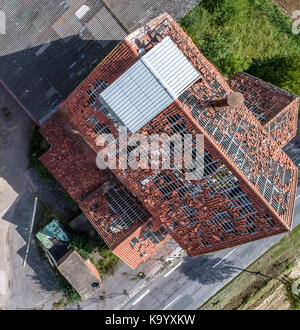 Vista aerea di una vecchia casa, perso il posto, rovina, vicino a Hildesheim, Germania, nadir top view, piastrelle rotte sul tetto Foto Stock