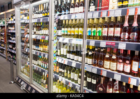 Bottiglie di vino in un supermercato chiller frigo. Foto Stock