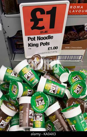 Pot noodles sul display in vendita in un supermercato. Foto Stock