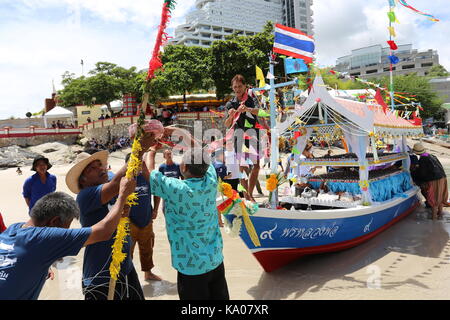 Barca di bambole mette fuori in mare in ricordo della perdita di pescatori. Foto Stock