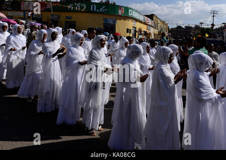 Vestito di bianco le donne battendo le mani in un festival timkat processione. Epifania festa di Gondar, Etiopia Foto Stock