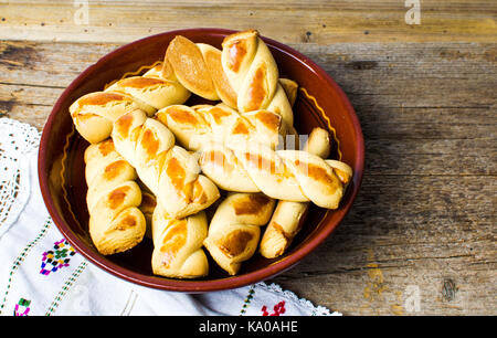 In casa salato pretzel in una ciotola rustico sul tavolo Foto Stock