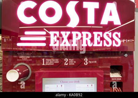 Un self-service costa macchina per caffè espresso. Foto Stock