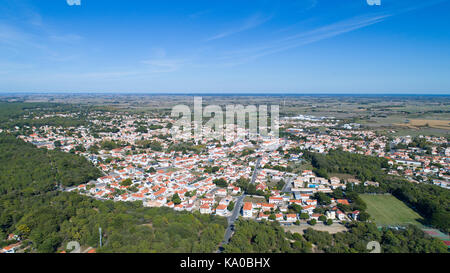 Una veduta aerea di notre dame de Monts centro città in Vandea, Francia Foto Stock