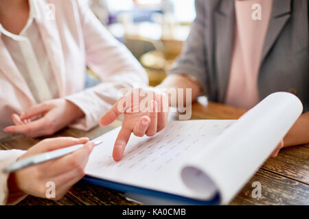 Leggere prima di firmare Foto Stock