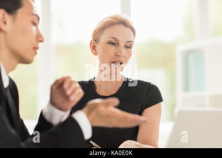 Riunione di lavoro di multi-etnico team Foto Stock