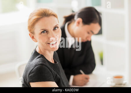 A condurre i negoziati con i partner aziendali Foto Stock