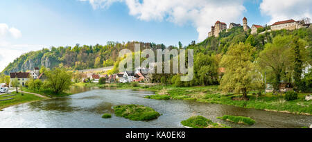 Fiume Wörnitz e Castello di Harburg, Donau-Ries, Baviera, Germania Foto Stock