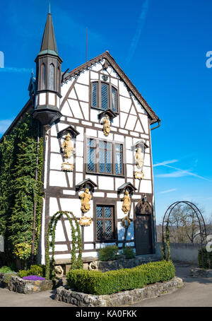 Casa a graticcio, maneggio medievale e tetto, Castello di Lichtenstein, Baden-Württemberg, Germania Foto Stock