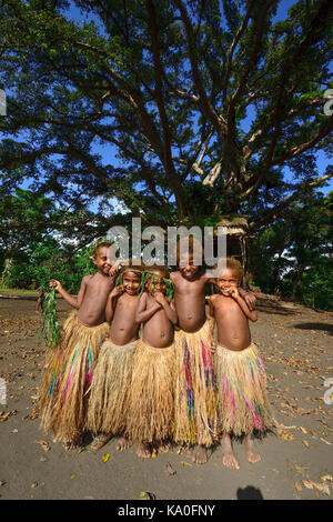 Bambini nativo con il tiglio gonne, yakeel custom village, dell'isola di Tanna, Vanuatu, Mari del Sud e Oceania Foto Stock