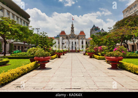 Ho chi minh, vietnam - 28 aprile, 2014: Monumento a Ho chi minh denominata "Zio Ho e i bambini nel parco di fronte a gente di città in sede di commissione, che era bu Foto Stock