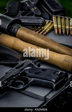 Pistole, granate e display di munizioni da guerra reenactors. Foto Stock