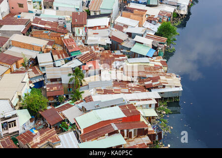 Baraccopoli di colorate case a Ho chi minh city (vista dall'alto), Vietnam. Ho chi minh city (aka Saigon) è la più grande città e centro economico in Vietnam Foto Stock