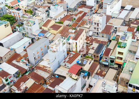 Baraccopoli di colorate case a Ho chi minh city (vista dall'alto), Vietnam. Ho chi minh city (aka Saigon) è la più grande città e centro economico in Vietnam Foto Stock