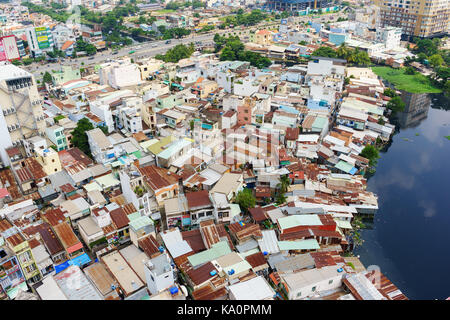 Baraccopoli di colorate case a Ho chi minh city (vista dall'alto), Vietnam. Ho chi minh city (aka Saigon) è la più grande città e centro economico in Vietnam Foto Stock