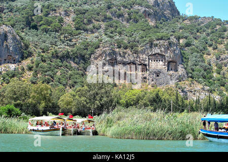 Lycian rock tombe e turisti imbarcazioni fluviali. Foto Stock