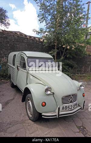 Vecchia Citroen 2CV consegna Camoinnette van Foto Stock