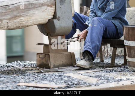 Asti, Italia - 10 settembre 2017: fabbro lavora con attrezzi per modellare il metallo Foto Stock