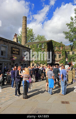 St George Square e la spalla di montone public house con i visitatori godere di sole estivo, Hebden Bridge, West Yorkshire Foto Stock