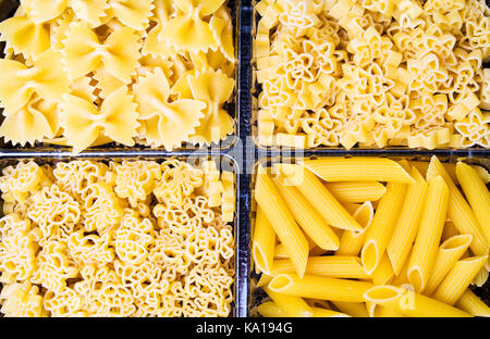 Variamente sagomate in pasta in una scatola vista superiore Foto Stock