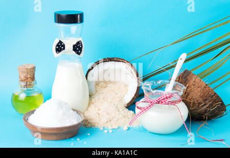 Vari prodotti di cocco raccolta contro sfondo blu Foto Stock