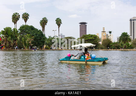 Per coloro che godono di peddle gite in barca sul lago con Kenyatta International Conference Centre in background, Uhuru Park, Nairobi, Kenya, Africa orientale Foto Stock