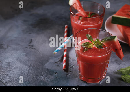 Appena fatti di succo di anguria con menta. spazio per il testo Foto Stock