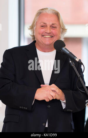 Fashion designer David Emanuel. Foto Stock