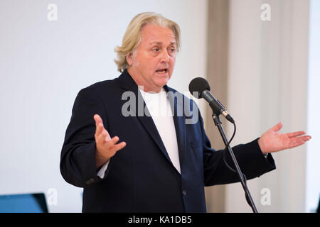 Fashion designer David Emanuel. Foto Stock