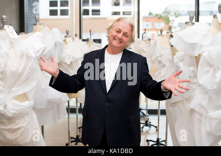 Fashion designer David Emanuel. Foto Stock