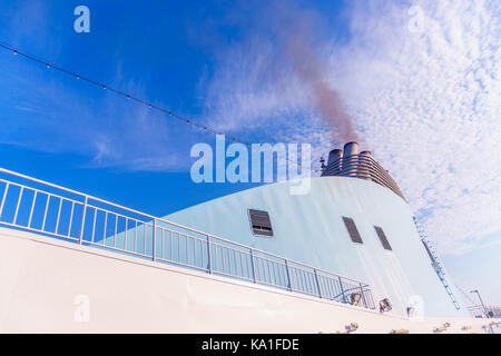 La nave di crociera inquina l'atmosfera Foto Stock