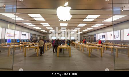 Porta di vetro anteriore dell'Apple Store nel Market Mall, Alberta Canada Shopping Center mentre gli acquirenti sfogliano i più recenti dispositivi elettronici Foto Stock