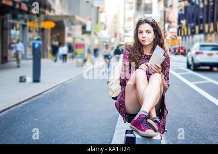 Turista femminile con una mappa a times square a new york, Stati Uniti d'America Foto Stock