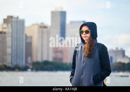 Turista femminile ammirando paesaggio urbano Chicago dal punto di vista Foto Stock