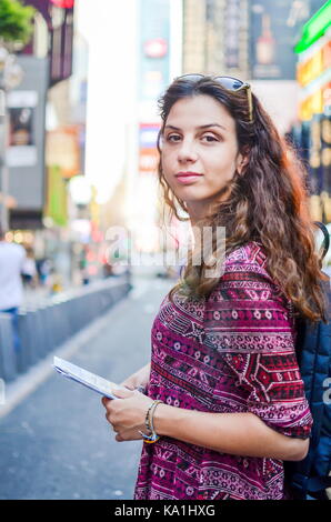 Turista femminile con una mappa a times square a new york, Stati Uniti d'America Foto Stock