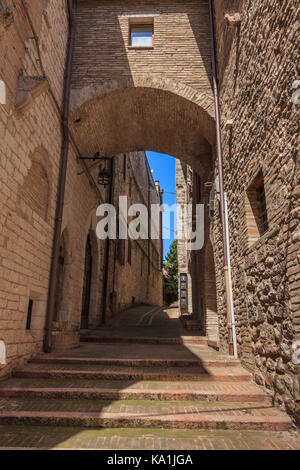 Gradino medievale street italiani nelle città sulla collina di Assisi. Italia Foto Stock