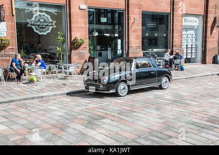 Bevande tranquilla al di fuori di un cafe bar su una giornata d'estate nel quartiere di Merchant City area di glasgow Scozia 25AUG2014 Foto Stock