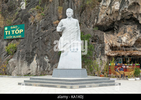 Statua di cosmonauta Gherman Titov, Ti Top isola, Halong Bay, Vietnam Foto Stock