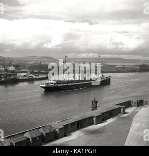 1950, storico, porto di Belfast, Irealtd settentrionale, una nave passeggeri a vapore che lascia i moli per iniziare il suo viaggio. Foto Stock