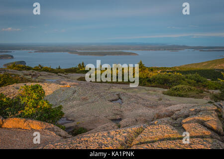 I riflessi del tramonto sulle rocce rosa su Cadillac Mountain Acadia Maine Foto Stock