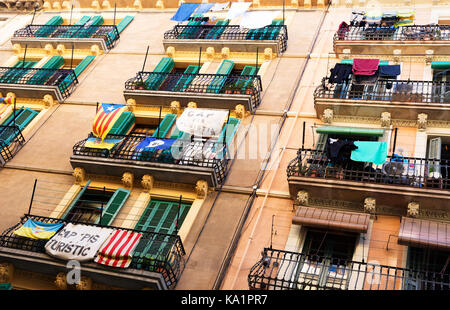 Il balcone di ogni camera prima dell indipendenza la dimostrazione in 20. Settembre 2017 Barcellona, Spagna Foto Stock