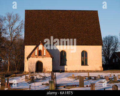 Chiesa di S:t Stefans, conosciuta anche come la vecchia Chiesa di Knivsta, a sud di Uppsala, Svezia, Europa. Foto Stock