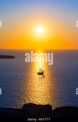 Nave che naviga verso il tramonto, isola di Santorini, Grecia, Europa Foto Stock