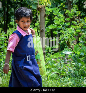 Angul, odisha, India - 1 settembre 2017: un villaggio giovane ragazza camminare verso la sua scuola nel distretto di angul di odisha stato in India. Foto Stock