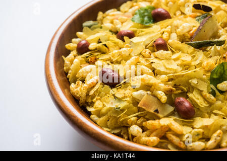 Indian tradizionale e popolare stuzzichino poha chivda o chivada realizzato da friggere gli elementi come sottile appiattito riso, peperoncino rosso, foglie di curry, arachidi, contanti Foto Stock