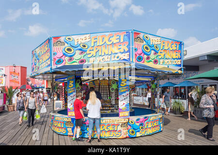 Agitano: Spinner gioco stallo in Clacton Pier, Clacton-on-Sea, Essex, Inghilterra, Regno Unito Foto Stock