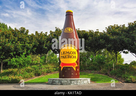 La gigantesca 'Lemon & Paeroa' bottiglia di soda, Paeroa, regione di Waikato, Isola del nord, Nuova Zelanda Foto Stock